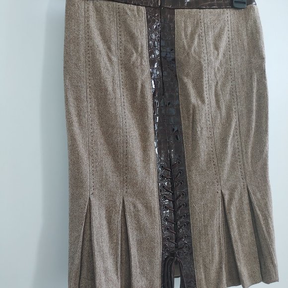 Bebe Vintage Pencil skirt with Lace up patent leather trim - Picture 4 of 4